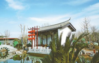  右側(cè)通往鶴品流芳、水照氣流粉碎機(jī)花臺、沁芳春雪、鐵樹英姿等景點(diǎn)