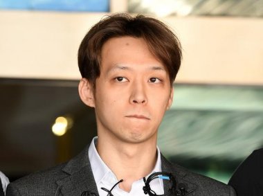 早前因涉嫌吸食、交易毒品而被拘捕超微粉碎機的樸有天被正式從京畿南部地方警察廳移送到檢方