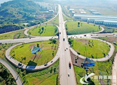  市政交通方面：鹽坪壩長江大橋、打營盤山隧道、新超微粉碎機(jī)機(jī)場東連接線、金沙江大道二期、三期等項(xiàng)目全力推進(jìn)；宜賓西高鐵站