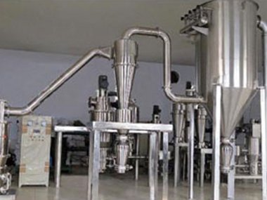及洗礦作業(yè)中的脫泥、脫水等作業(yè)；礦石粉碎機可廣氣流粉碎機泛運用于礦山、冶煉、建材、公路、鐵路、水利和化學(xué)工業(yè)等眾多部門